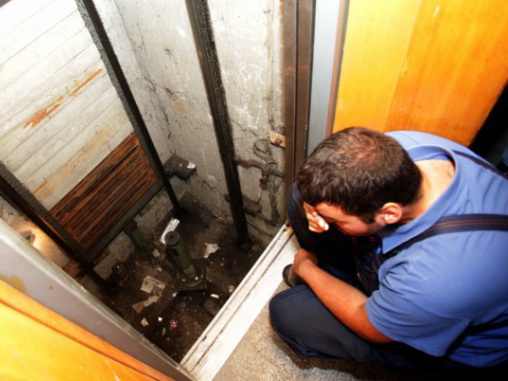 В бакинской новостройке мужчина упал в шахту лифта