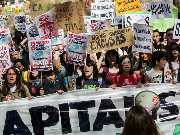 В Мадриде тысячи человек приняли участие в «Марше за климат» - ФОТО