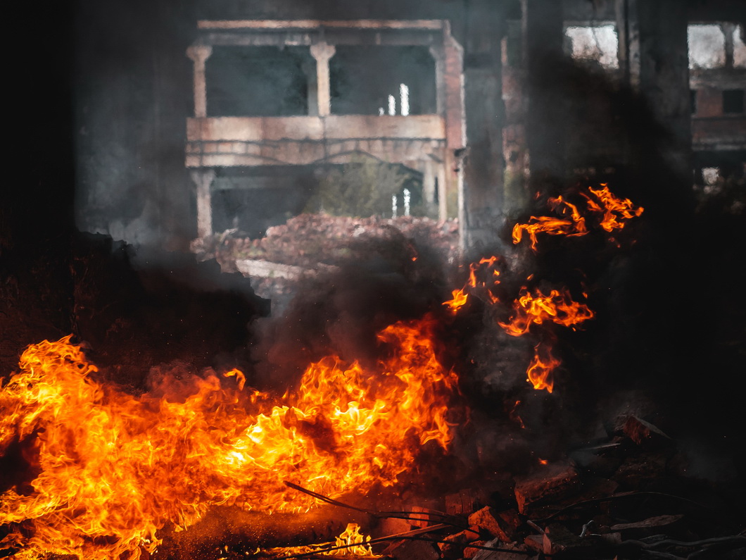 В Нью-Дели пожар вновь охватил фабрику, где сгорели 43 человека