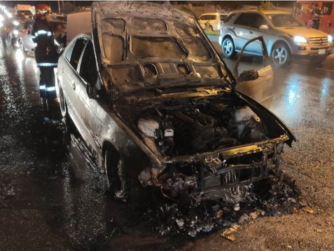 В Баку загорелся автомобиль посольства Ирака