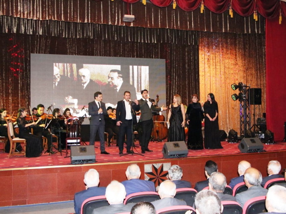 В Евлахе состоялась церемония почтения памяти великого лидера Гейдара Алиева - ФОТО