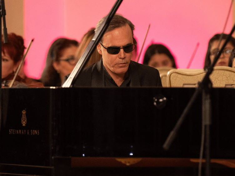 Слепой венгерский пианист дал благотворительный концерт в Баку - ФОТО