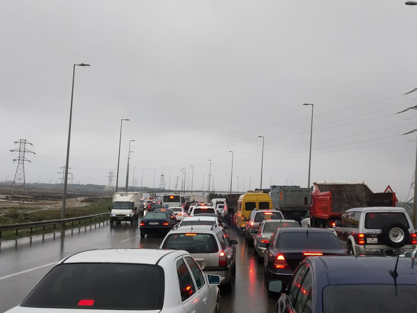 Из-за дождя на дорогах Баку образовались большие заторы - ФОТО
