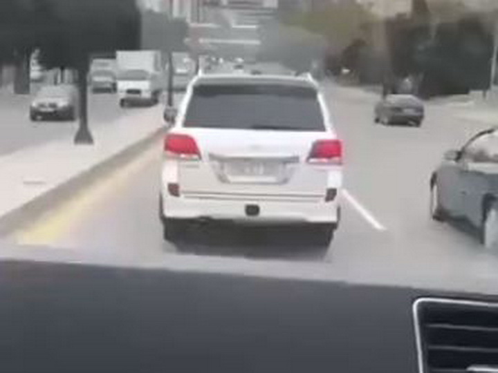 В Баку задержана женщина, не уступившая дорогу машине «Скорой помощи» - ВИДЕО