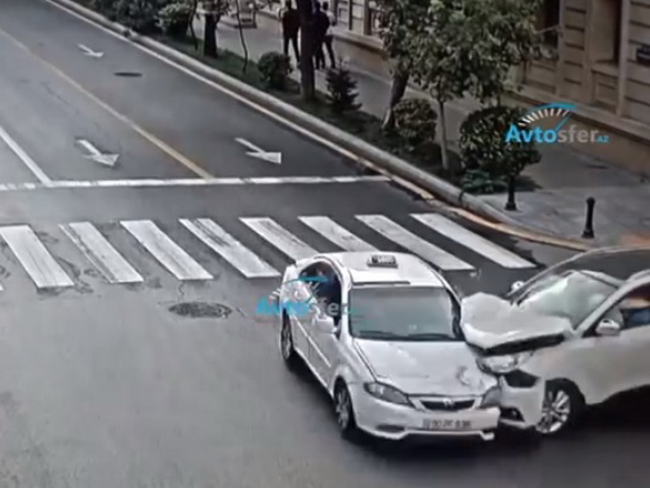 «Нарушение и наказание»: В центре Баку протаранили таксиста, проехавшего на «красный» - ВИДЕО