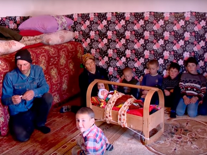 В Азербайджане имеющие десять детей 32-летний отец и 38-летняя мать не имеют жилья - ВИДЕО