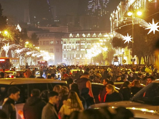 В центре Баку в новогоднюю ночь собрались сотни тысяч людей - ФОТО
