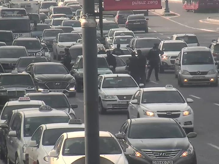 Третий проспект Баку застрял в пробке из-за ДТП – ФОТО – ОБНОВЛЕНО
