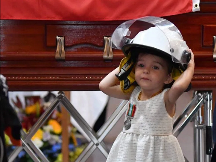Жертвы огненной стихии в Австралии: 3-летняя Шарлотта прощается с отцом-пожарным – ФОТО