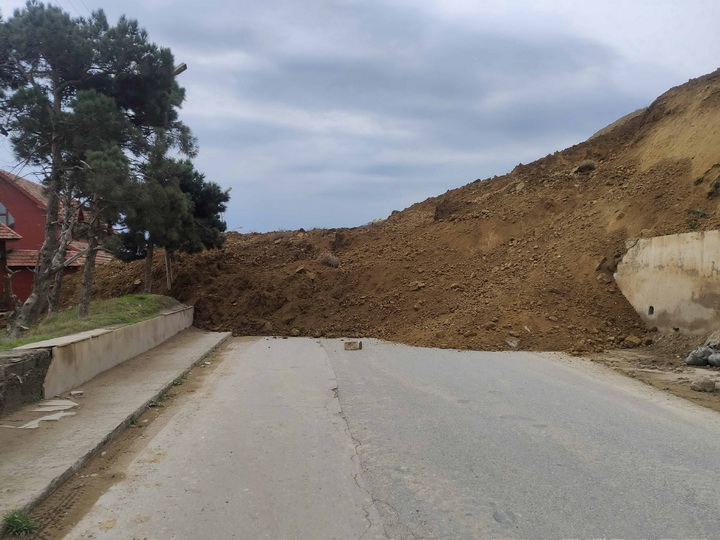 Оползневая активность в Баку сохраняется: Дорогу завалило землей - ФОТО - ОБНОВЛЕНО