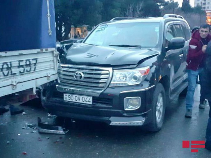 В Баку потерявший управление автомобиль врезался в 4 машины - ФОТО