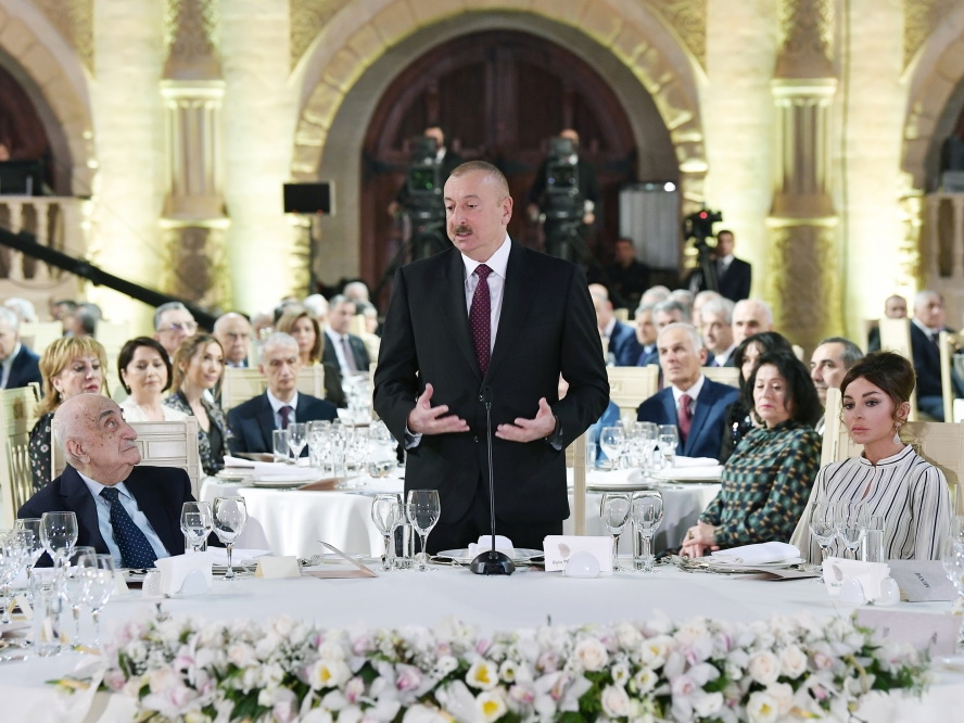 Президент Ильхам Алиев принял участие в церемонии по случаю 90-летнего юбилея Хошбахта Юсифзаде - ФОТО - ВИДЕО
