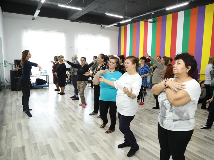 Танцевальная терапия: Пожилых жителей Баку знакомят с концепцией «активного старения» - ФОТО