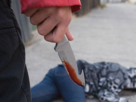 В Баку около станции метро ранили ножом мужчину