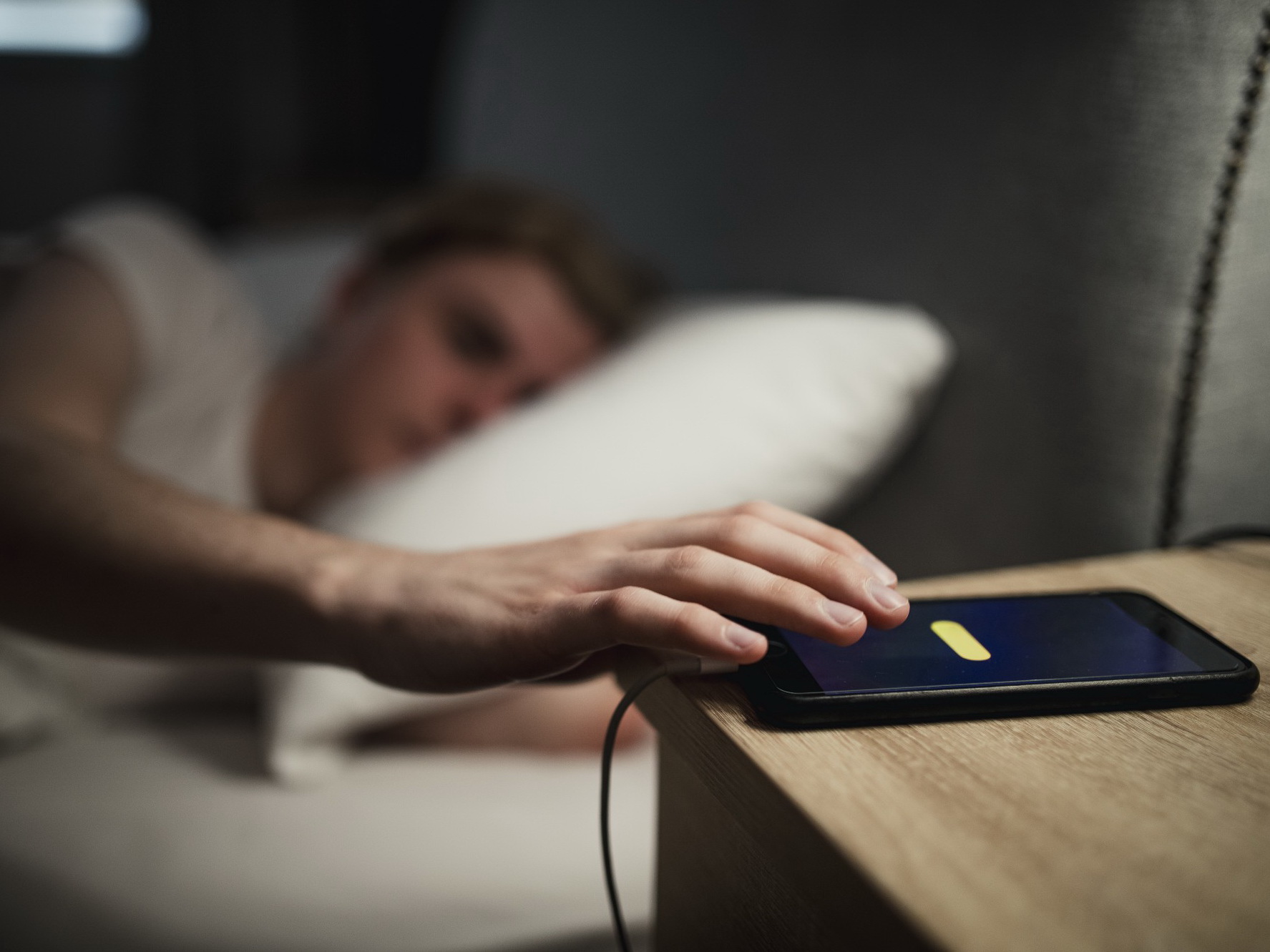 Ученые: Спать рядом со смартфоном опасно