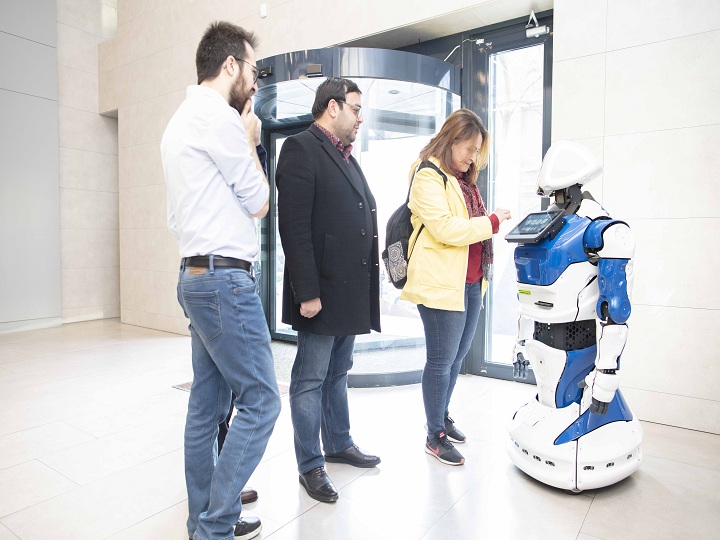 Azərbaycan Beynəlxalq Bankında robot – FOTO
