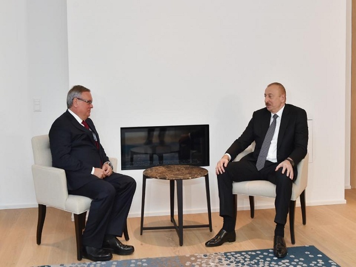 İlham Əliyev Davosda VTB Bank-ın prezidenti ilə görüşüb