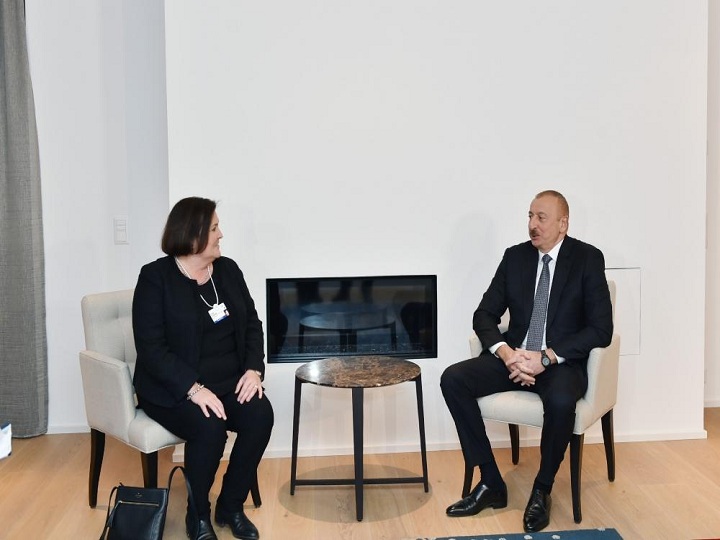 İlham Əliyev Davosda “CISCO” şirkətinin icraçı vitse-prezidenti və baş maliyyə direktoru ilə görüşüb – FOTO