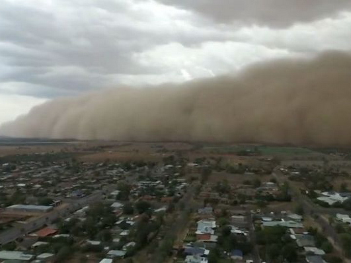 Природа продолжает бушевать: Австралию накрыли песчаная буря и град - ВИДЕО