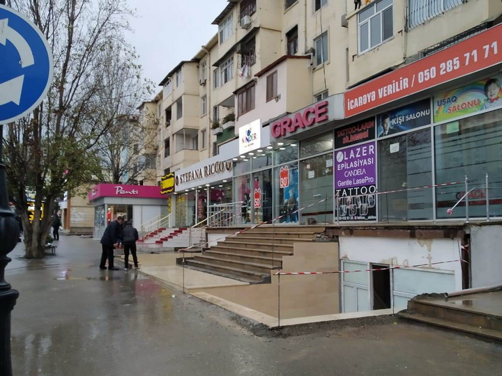 Жители Баку жалуются, что у них отняли часть тротуара, а им отвечают, что все так и было - ФОТОФАКТ