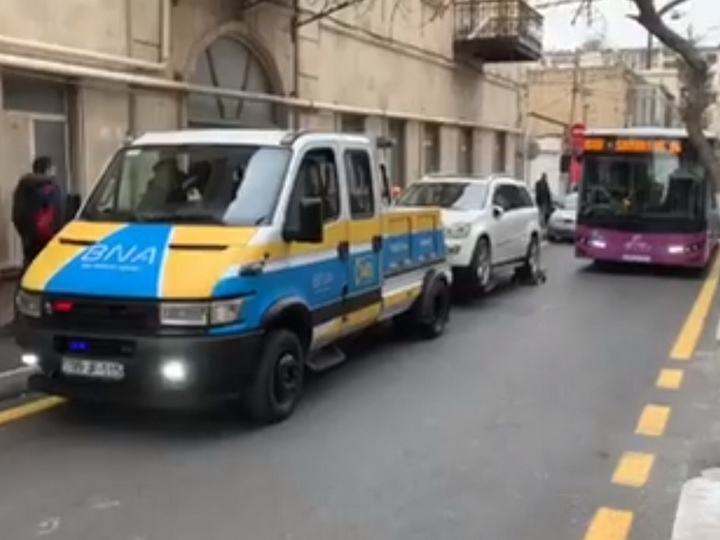 Владелец внедорожника на полчаса заблокировал бакинскую улицу - ВИДЕО