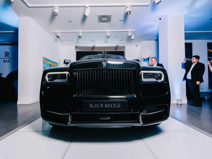 В Сеть попали фото внедорожника RollsRoyce  Cullinan