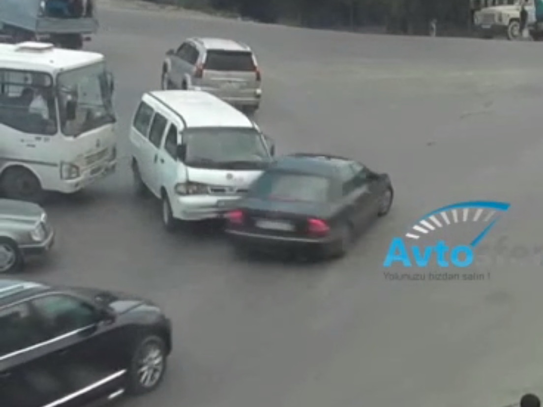 Bakıda mikroavtobus iki maşınla toqquşdu – VİDEO