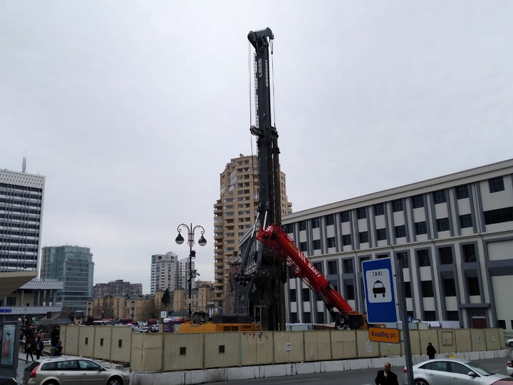 Забор и огромные механизмы: Что строят на площади перед станцией метро «28 Мая»? - ФОТО
