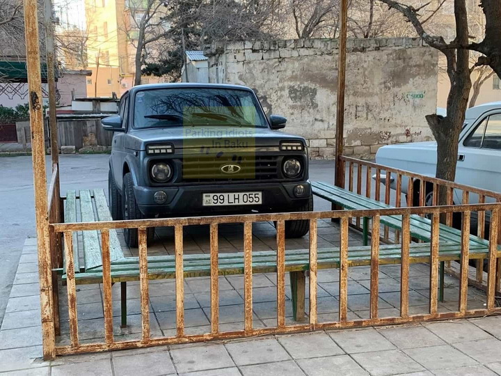 В Баку водитель использует беседку во дворе как гараж - ФОТОФАКТ