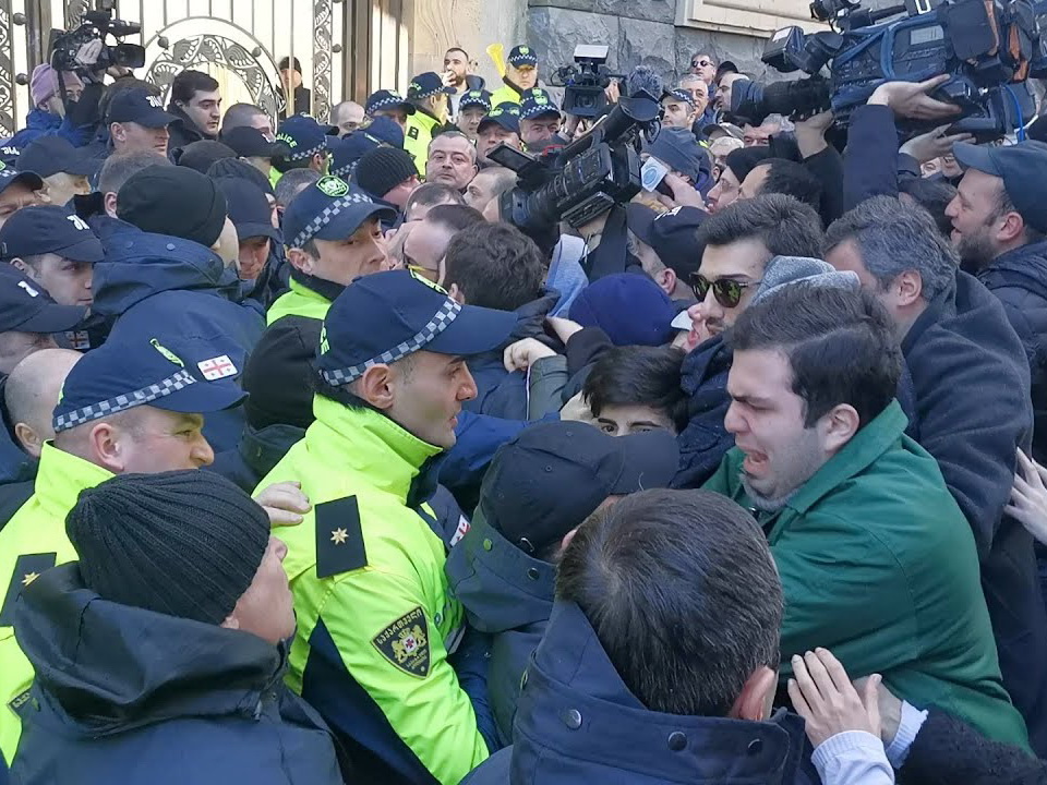 Новые стычки оппозиции с полицией у здания парламента Грузии - ВИДЕО