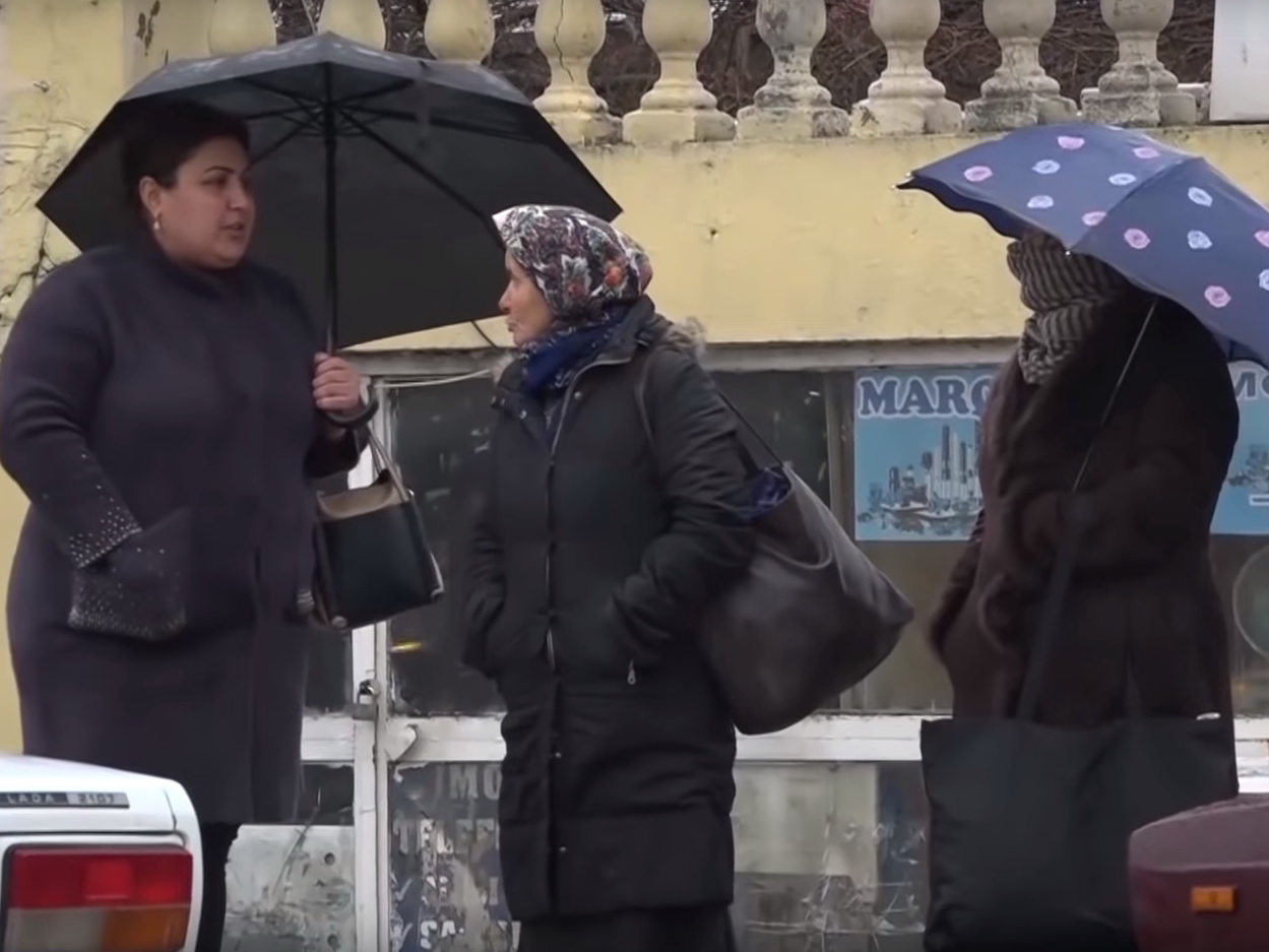 «Соглашаемся и на 3 маната»: женский «Qul bazarı» в Баку - ВИДЕО
