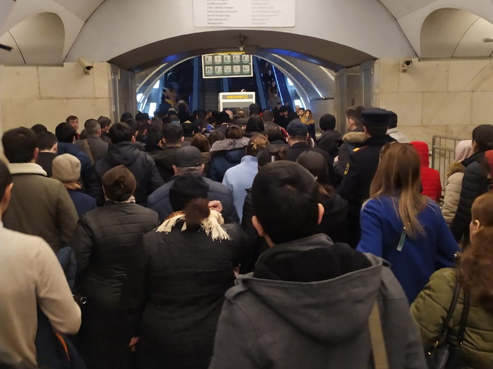 В Бакинском метро возникло столпотворение - ФОТО