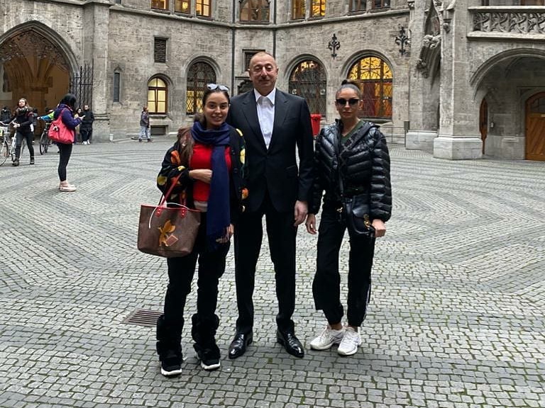 Президент Ильхам Алиев с семьей прогулялся по Риму - ФОТО
