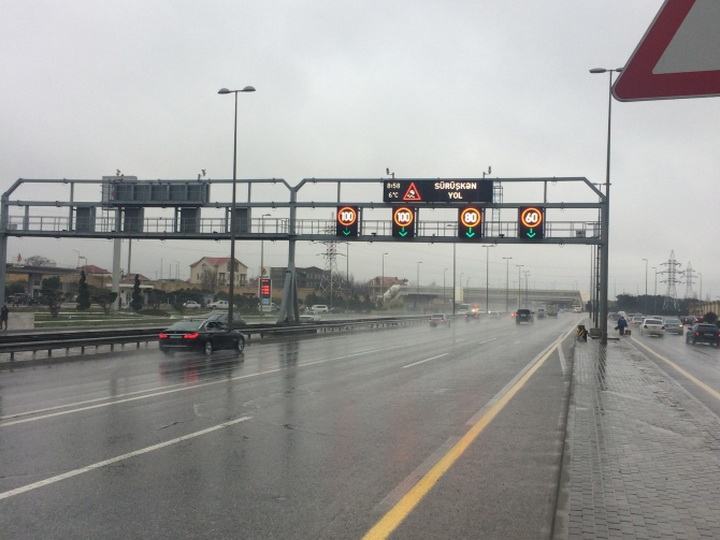 В Баку на автомагистралях в направлении аэропорта снижен предел скорости