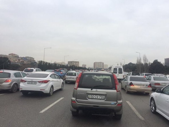 На трассе Баку-Сумгайыт вновь возникла большая пробка – ФОТО