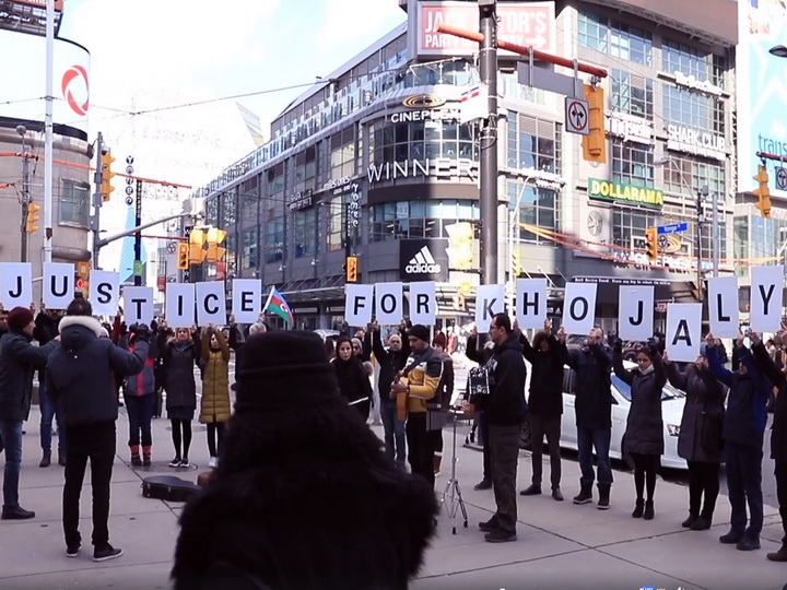 «Сары гялин» в Торонто: Флешмоб азербайджанцев Канады в память о жертвах Ходжалинского геноцида - ВИДЕО
