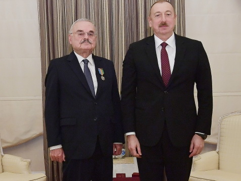 Ильхам Алиев вручил Артуру Раси-заде орден «За службу Отечеству» 1-й степени - ФОТО