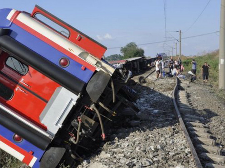 Число погибших при столкновении поезда с автобусом в Пакистане возросло до 30