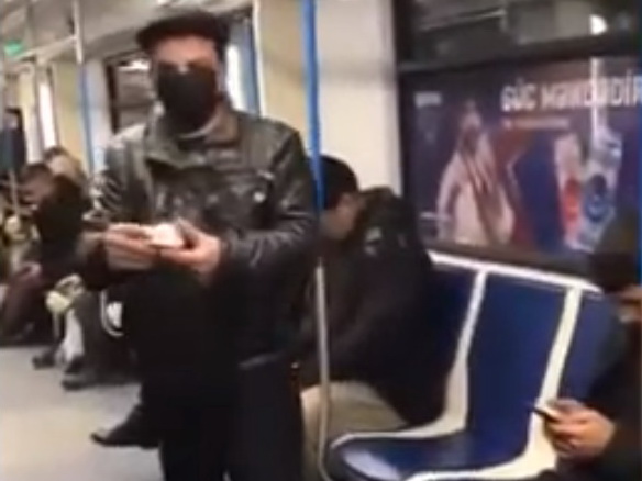 Задержан мужчина, спекулировавший в Бакинском метро медицинскими масками - ВИДЕО