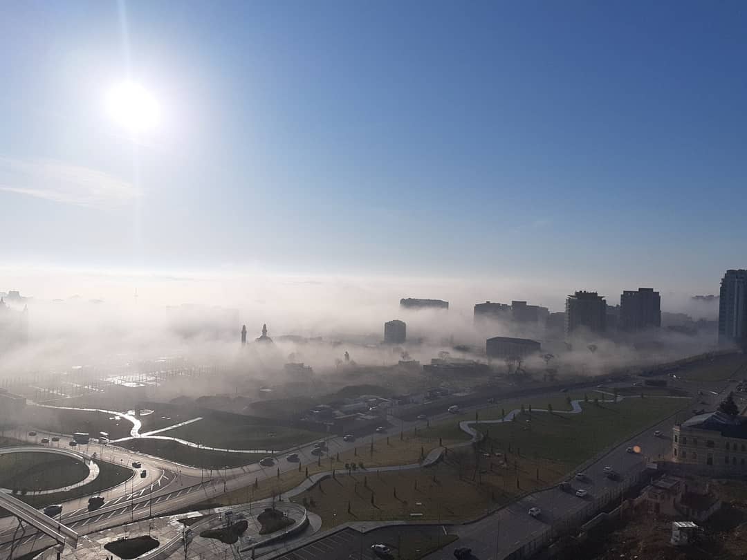 Центральный парк Баку, утопающий в тумане – ФОТО