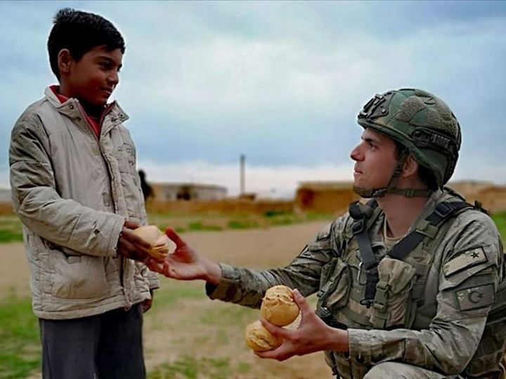 Türk əsgərindən ibrətamiz addım - çörəyini suriyalılarla bölüşür - FOTO