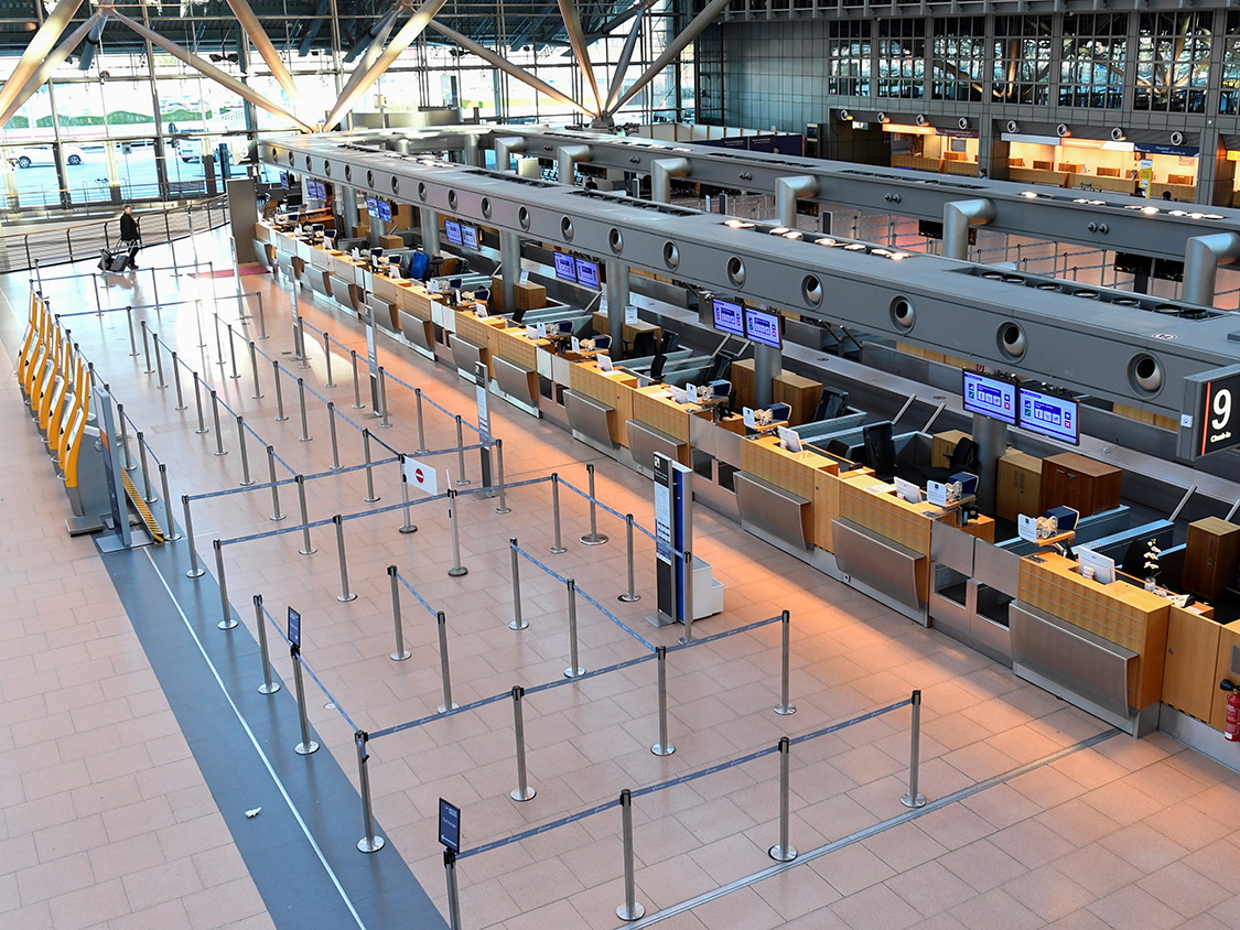 Пустые аэропорты: как коронавирус парализовал туризм - ФОТО