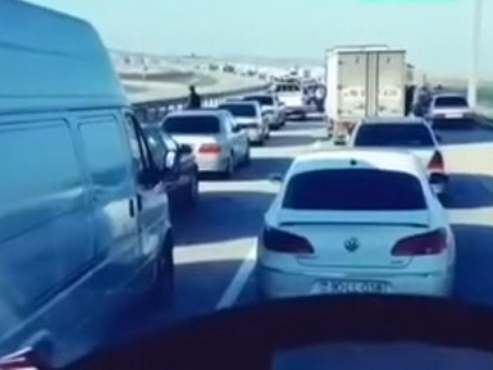 Огромные пробки на въезде в Баку: почему водители игнорируют запреты? – ВИДЕО