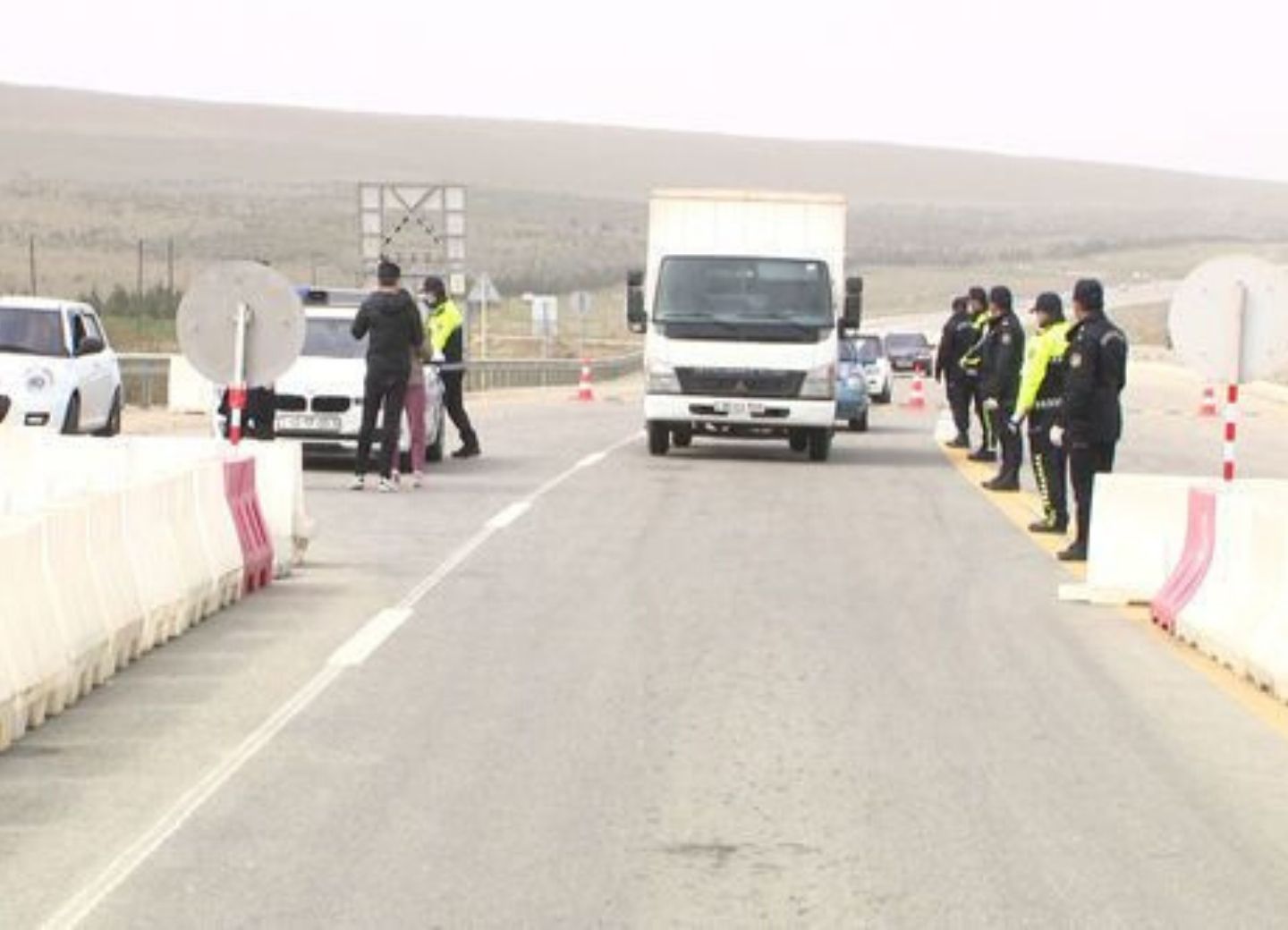 Дорожная полиция: Несмотря на карантин, в Баку стремится огромный поток машин - ФОТО