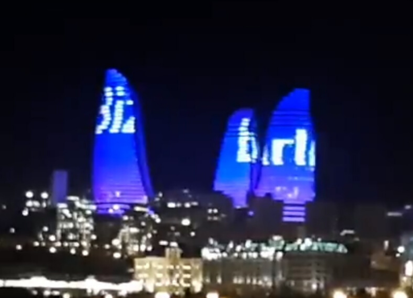 «Вместе мы – сила!»: Flame Towers украсились призывами к жителям столицы - ВИДЕО