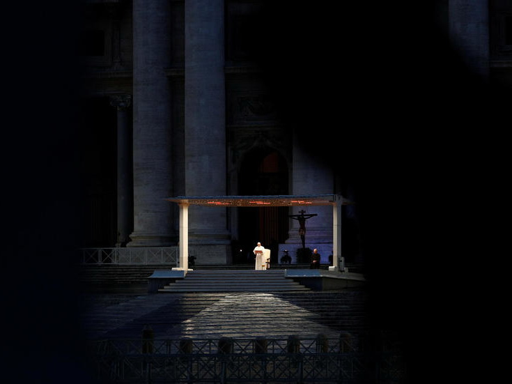 «Мы все в одной лодке»: Папа Франциск помолился на пустой площади Ватикана - ФОТОРЕПОРТАЖ