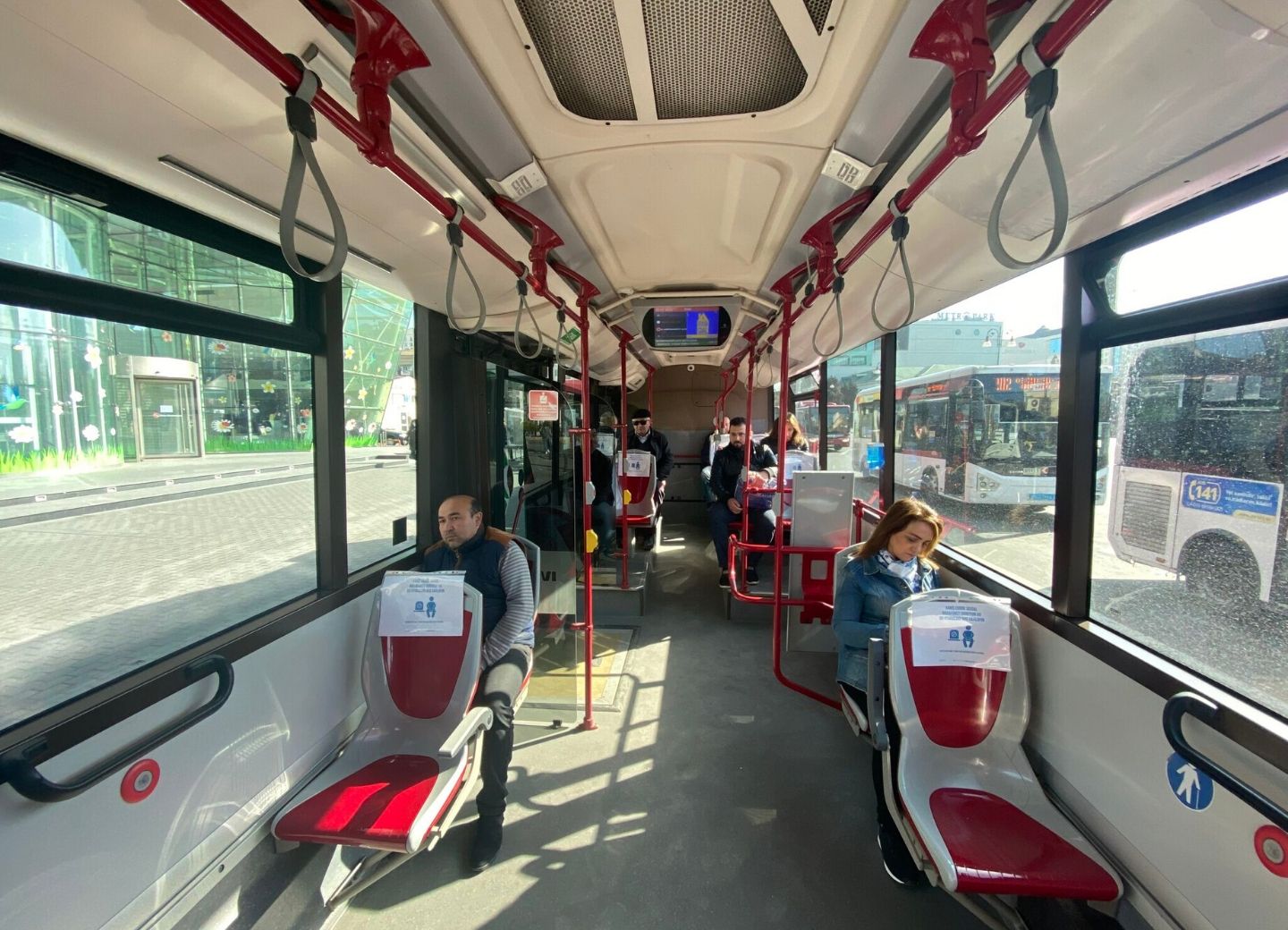 В автобусах BakuBus введена социальная дистанция для пассажиров – ФОТО