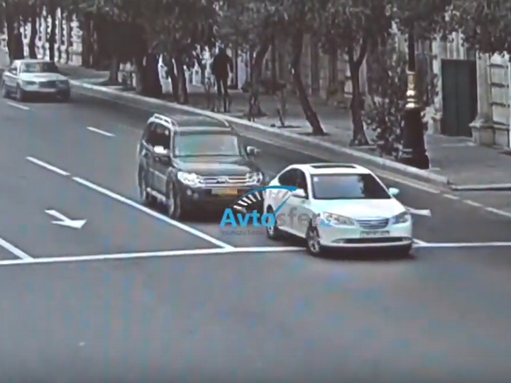 В Баку на светофоре «снесли» автомобиль, остановившийся на «красный» – ВИДЕО