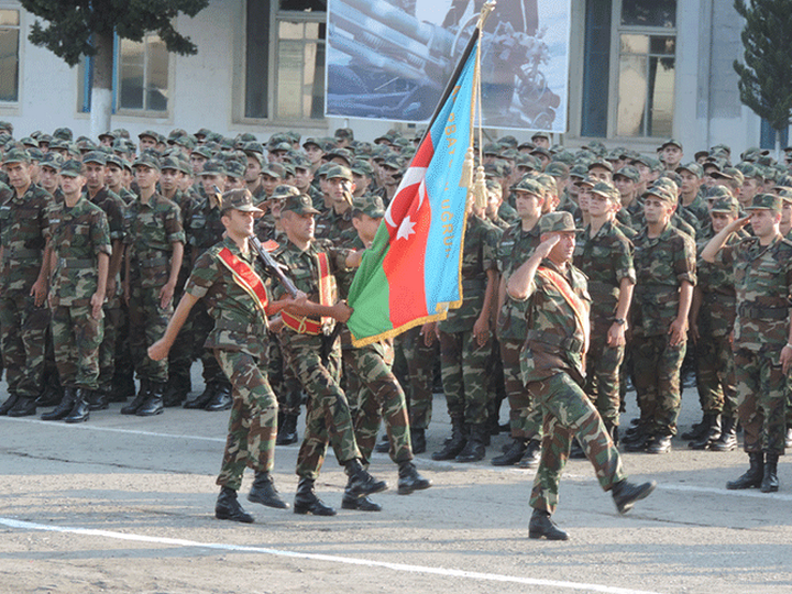 В Азербайджане продлен срок призыва на воинскую службу