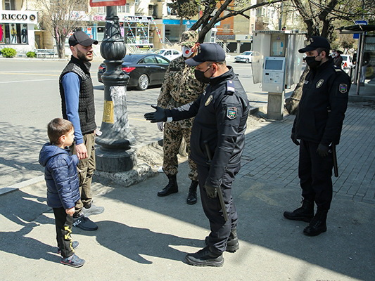В Баку люди, вышедшие на улицу без веской причины, оштрафованы на 100 AZN – ФОТО